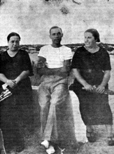 Acompañado de Carmen Conde izquierda Cartagena 1935 Miguel Hernández en - photo 11