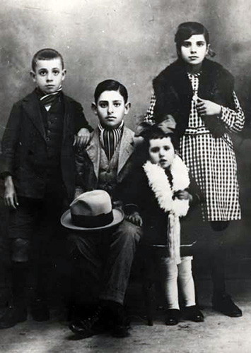 Miguel Hernández con sus hermanos Vicente Elvira y Encarnación Fotografía - photo 2
