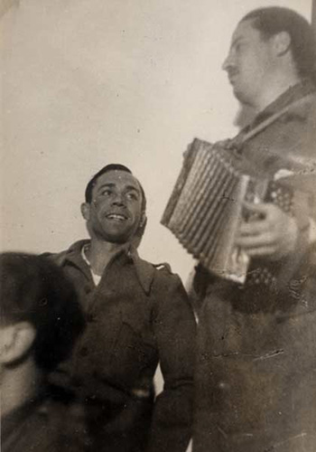Cantando con José Herrera Petere al acordeón en mayo de 1937 Miguel - photo 25