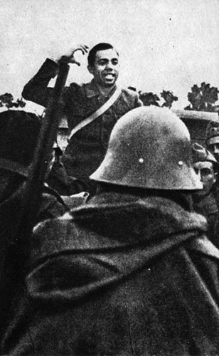 Miguel Hernández arengando a las tropas en el frente sur en marzo de 1937 - photo 26