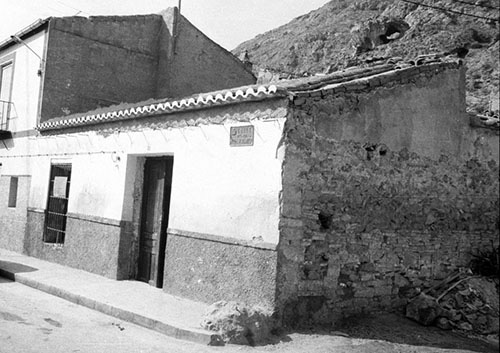 La Casa donde nació Miguel Hernández Detalle de una fotografía de un grupo - photo 5