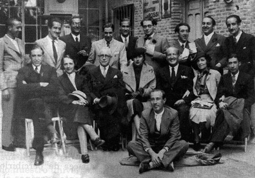 Fotografía de grupo formado por de izquierda a derecha y en pie Miguel - photo 9