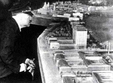 Hitler inspeccionando una maqueta de Linz Dos LA TEOZOOLOGÍA DE LANZ VON - photo 3