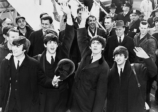 Los Beatles en el aeropuerto Kennedy el 7 de febrero de 1964 JUVENTUD - photo 1