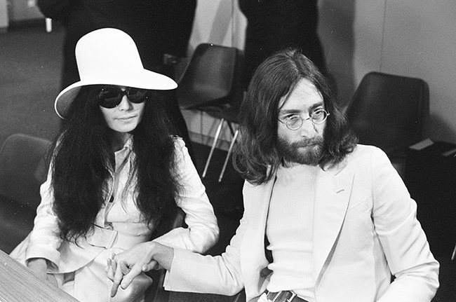 John Lennon y Yoko Ono en Ámsterdam marzo de 1969 Además cada vez se - photo 3