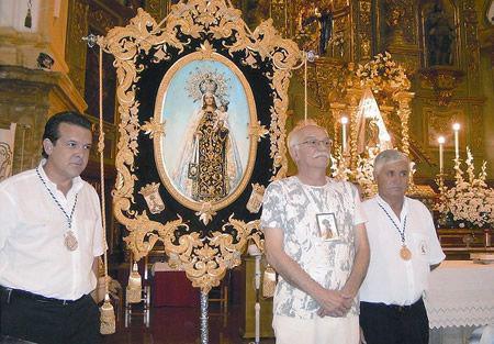 Erik el Belga con los miembros de la Cofradía de la Virgen del Carmen de - photo 12