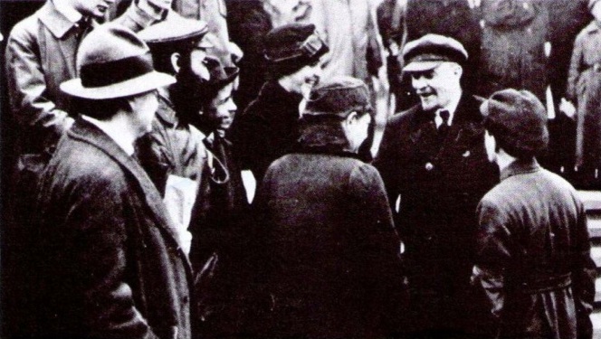 Lenin con un grupo de seguidores durante la celebración del 1 de mayo 1919 - photo 1