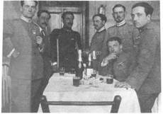 En el hospital militar de Milán en enero de 1918 después de resultar herido en - photo 3