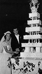 Bill Bonanno y Rosalie de soltera Profaci en la celebración de su boda en el - photo 16