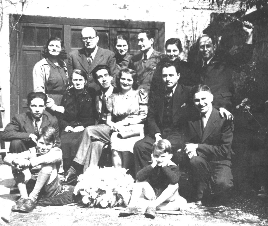 30 de agosto de 1941 Matrimonio Al centro Daniel y Rosalía A la derecha de - photo 9