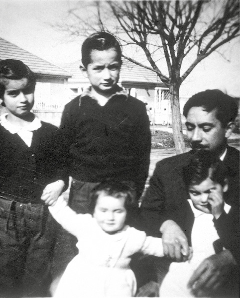 El padre De izquierda a derecha de pie los dos mayores Leonor y Pablo - photo 11