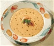 Un plato de sopa humeante la sopera llena en la mesa la olla que borbotea en - photo 2