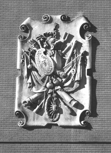 Escudo en la pared del Museo del Ejército El alma de los madrileños de - photo 3