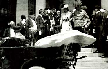 Llegada del Archiduque y su mujer al ayuntamiento de Sarajevo Tal y como se - photo 2
