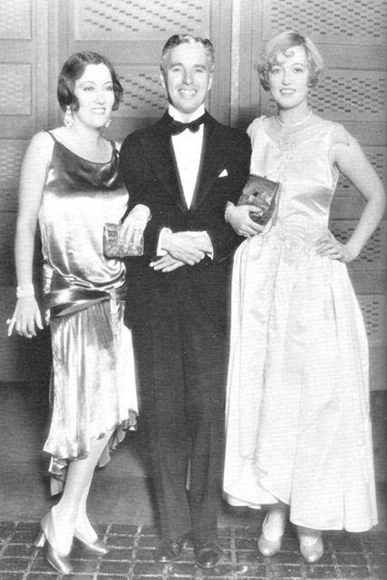 Chaplin en compañía de dos bellezas Gloria Swanson y Marion Davies Chaplin y - photo 17