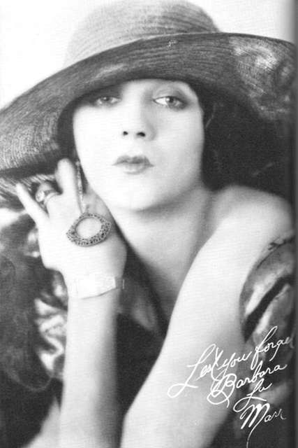 Barbara La Marr demasiado Chaplin en compañía de dos bellezas Gloria - photo 16