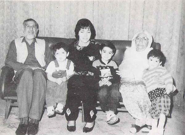 Christy y sus hijos en medio de su familia paquistaní Después de la muerte - photo 11