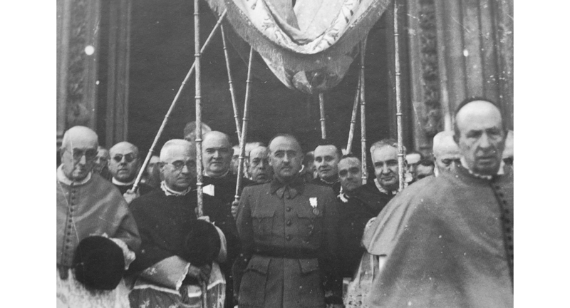 17 de abril de 1939 Franco bajo palio en la catedral de Sevilla Es evidente - photo 5