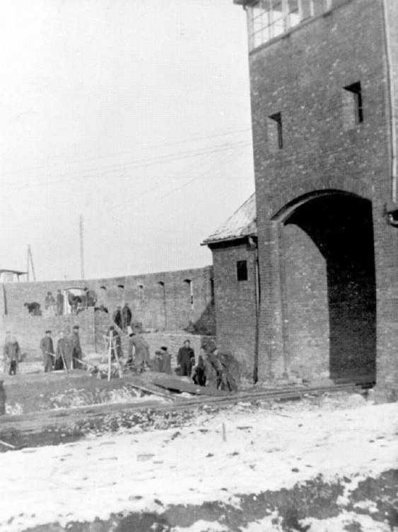 Birkenau Prisioneros arreglando la puerta de acceso a Birkenau durante 1944 - photo 1