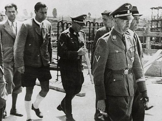 Auschwitz Visita de Himmler a Auschwitz durante 1941 Auschwitz Zapatos - photo 9