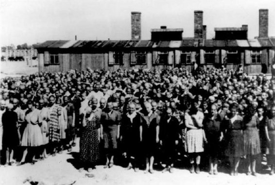 Birkenau Listado de prisioneras ante las cocinas en 1944 Birkenau Babo - photo 11