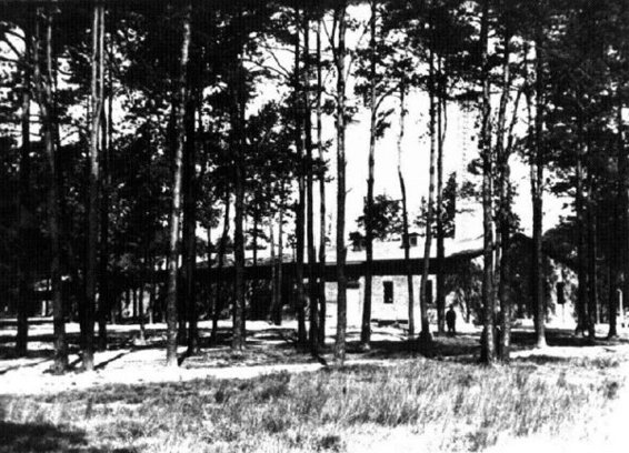 Birkenau Cámara de gas y crematorio V en 1943 Birkenau Construyendo el - photo 15
