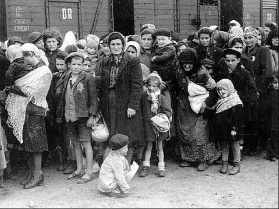 Birkenau Llegada de trenes con judíos para su exterminio directo 2 - photo 34