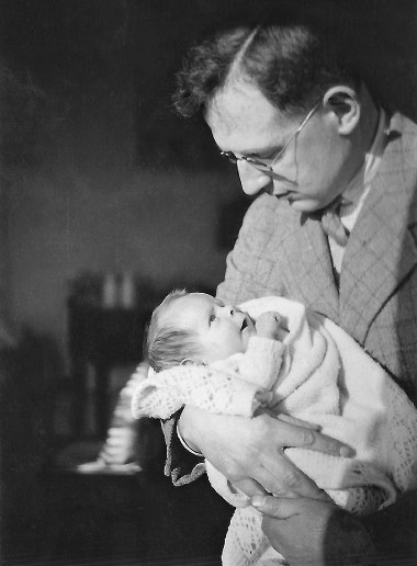 Mi padre y yo Cortesía de Mary Hawking Mi madre nació en Dunfermline Escocia - photo 10