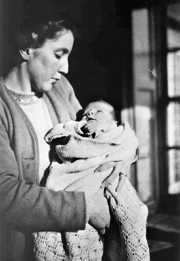 Con mi madre Cortesía de Mary Hawking Nací el 8 de enero de 1942 exactamente - photo 11