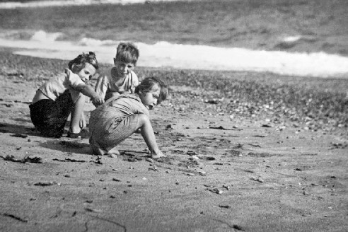 Mis hermanas y yo en la playa Cortesía de Mary Hawking Recuerdo esperar con - photo 13