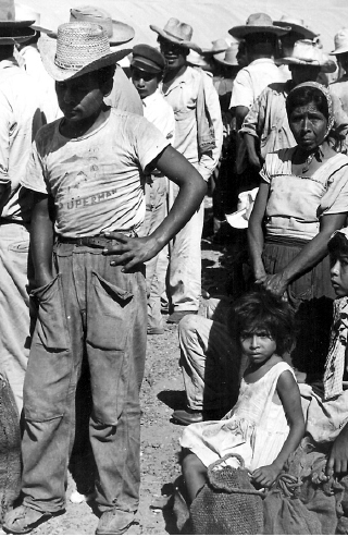 Un inmigrante mexicano en espera de ser deportado hacia 1953 Fotografía - photo 5