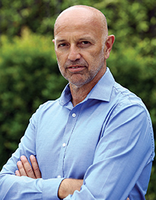 MARCELO LARRAQUY Es historiador graduado en la Universidad de Buenos Aires y - photo 9