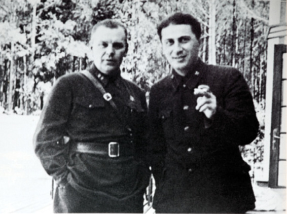 El jefe de su seguridad personal Nikolai Vasik con Yákov el hijo de Stalin - photo 5