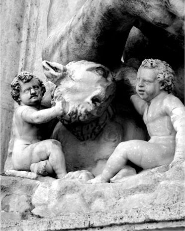 Esta escultura moderna que presenta a los dos niños con la loba se encuentra en - photo 4