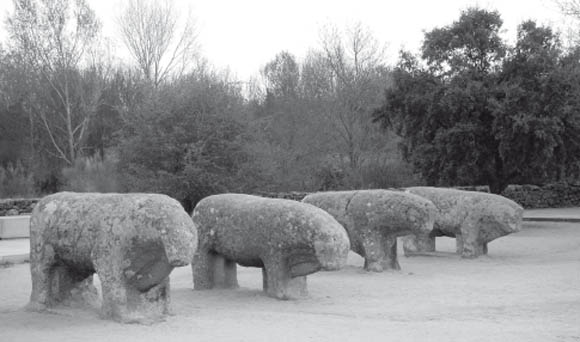 Los cuatro Toros de Guisando El Tiemblo Ávila es el conjunto escultórico - photo 2