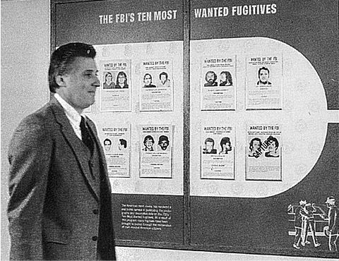 El agente especial supervisor Robert K Ressler en la Academia del FBI donde - photo 5