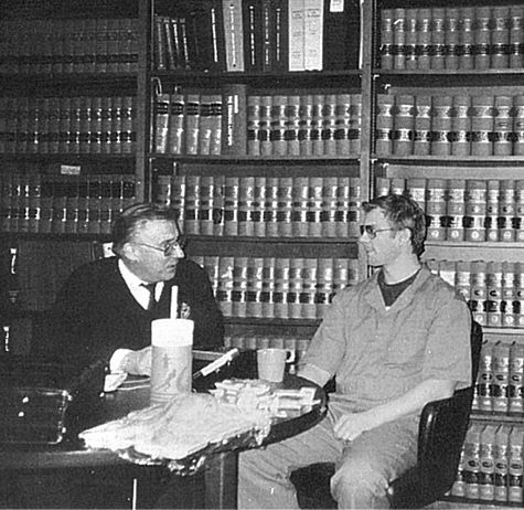 Ressler entrevista a Jeffrey Dahmer convicto de asesinato en la biblioteca de - photo 11