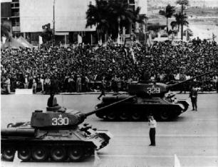 Revolucionarios cubanos entrando en La Habana 1959 El libro aun con las - photo 6