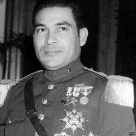 Izda el dictador Fulgencio Batista 1953 Dcha Batista se dirige a sus - photo 7