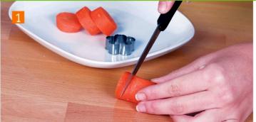 Lave la zanahoria y córtela en rodajas de 1 cm de grosor 2 Coloque un - photo 16