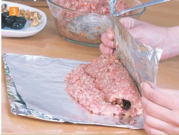 Enrolle la carne sobre sí misma de tal forma que quede el relleno en su - photo 23