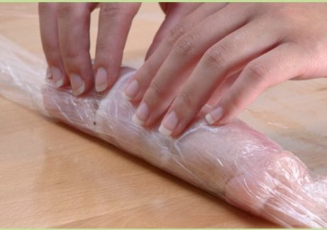 Coloque el rollo de carne en uno de los extremos del plástico y envuélvalo poco - photo 13