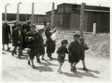 Álbum Auschwitz arriba Mujeres y niños camino de la cámara de gas - photo 3