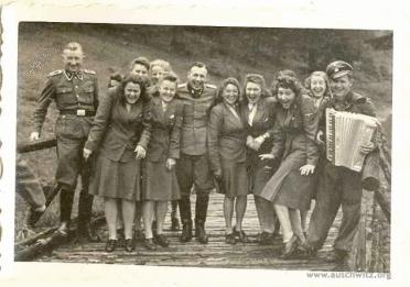 Personal de Auschwitz cantando bajo la lluvia En medio de la gira campestre - photo 5