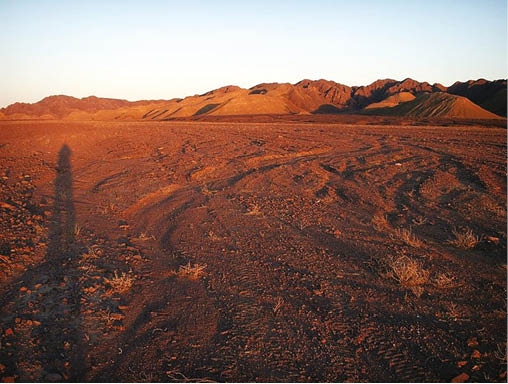 El desierto oriental de Egipto con su característica tierra roja El - photo 4