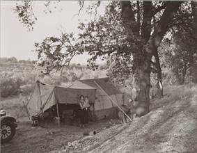 9 Esposa e hijo de trabajador inmigrante acampados cerca de Winters valle de - photo 11