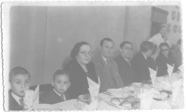 Celebración Es la boda de alguien Desde la izquierda Abel Cuerda José - photo 11