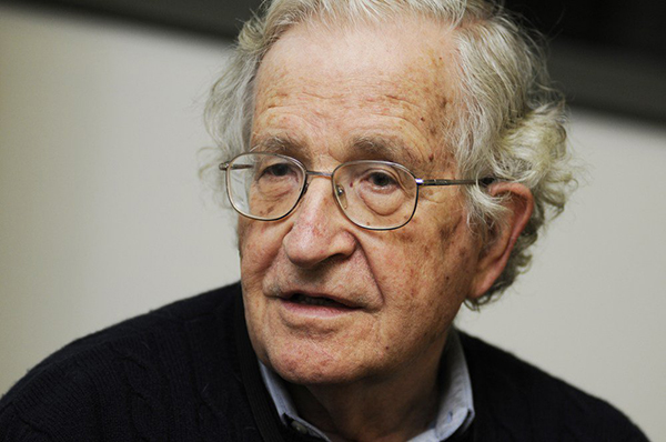 Noam Chomsky Avram Noam Chomsky es uno de los lingüistas e intelectuales más - photo 1