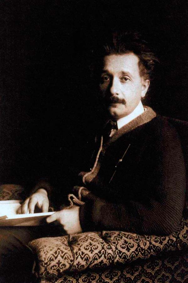 Albert Einstein en 1920 Hacia finales del siglo empezaron a aparecer - photo 1