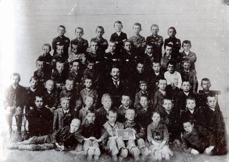 En el grupo de la clase de 1899 el niño de diez años de edad aparece en la - photo 3